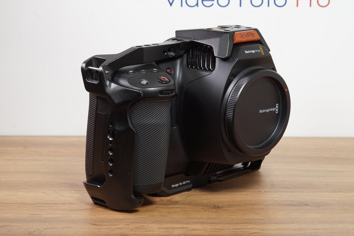 Blackmagic Pocket Cinema Camera 6K Pro + Cage SmallRig + Batteria – Pari al nuovo